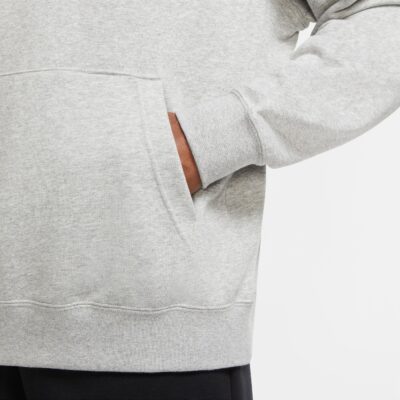 NIKE M NSW CLUB HOODIE PO FT DK GREY HEATHER/MATTE SILVER/W – Bild 4