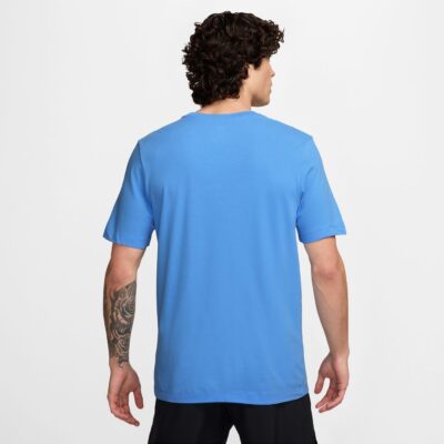 NIKE M NK DF TEE BRAND READ UNIVERSITY BLUE – Bild 2