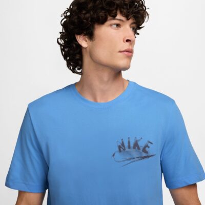 NIKE M NK DF TEE BRAND READ UNIVERSITY BLUE – Bild 3