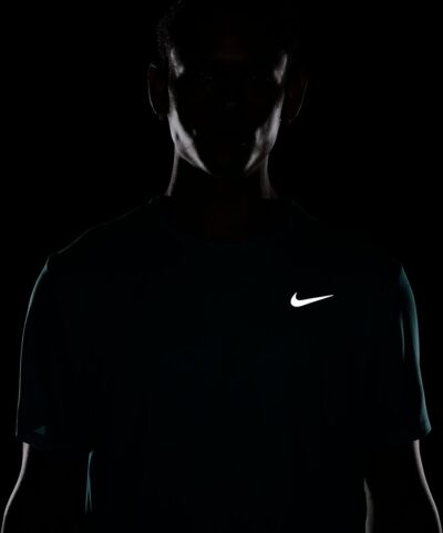 NIKE M NK DF UV MILER SS DUSTY CACTUS/REFLECTIVE SILV – Bild 6