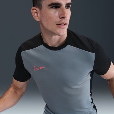 NIKE M NK DF ACD25 SS TOP BR COOL GREY/BLACK/BRIGHT CRIMSON – Bild 9