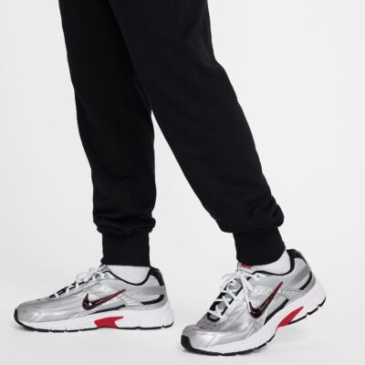 NIKE M NK CLUB FT JOGGER BLACK/BLACK/WHITE – Bild 4