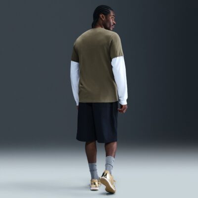 NIKE M NSW CLUB TEE MEDIUM OLIVE/PARACHUTE BEIGE – Bild 4