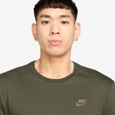 NIKE M NSW CLUB TEE MEDIUM OLIVE/PARACHUTE BEIGE – Bild 5